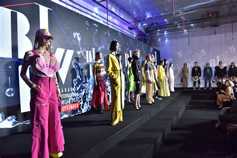 Bangkok Fashion Week: Una explosión de color y una plataforma para el talento emergente tailandés